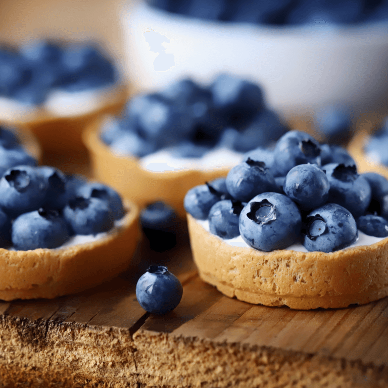 Plateau de 20 mini tartelettes aux fruits frais, décorées, avec crème pâtissière maison et pâte sablée